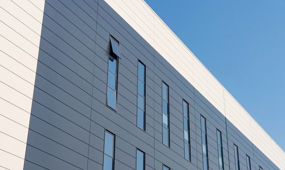 Βιομηχανική Αποθήκη από Ατσάλινη Δομή με Πόρτα Roll Up και Σύστημα Επένδυσης από Πυράντοχο Ορυκτοβάμβακα