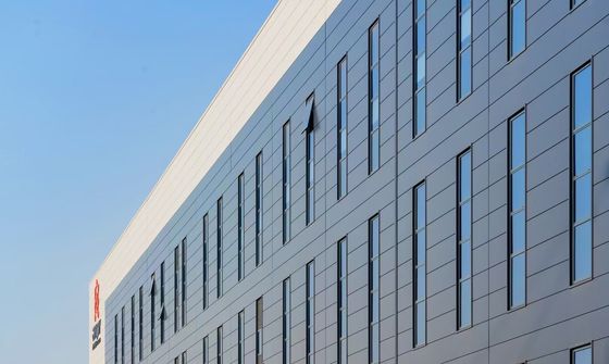 Βιομηχανική Αποθήκη από Ατσάλινη Δομή με Πόρτα Roll Up και Σύστημα Επένδυσης από Πυράντοχο Ορυκτοβάμβακα